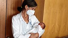 Oberärztin Dr. Birthe Fink-Oldach, Leiterin der Geburtsstation an der Klinik Tettnang, mit dem kleinen Iwan Baun, der um 0.26 Uhr am ...