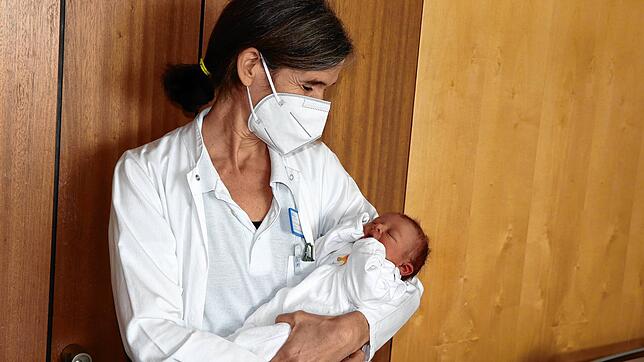 Oberärztin Dr. Birthe Fink-Oldach, Leiterin der Geburtsstation an der Klinik Tettnang, mit dem kleinen Iwan Baun, der um 0.26 Uhr am ...