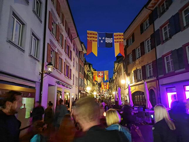 Die Innenstadt ist mit Fahnen geschmückt.