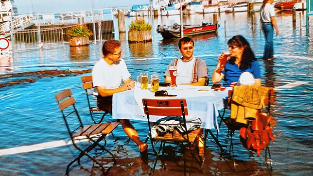 Bier und nasse Füße irgendwo am Bodensee.