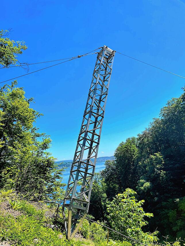 Der Mast für den Seilkran vom Golfclub zur alten Erich-Pohl-Kanzel steht bereits.