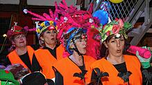 Teil der Adlerfasnacht ist das Stellen eines Narrenbaums wie hier im Jahr 2019 mit (von links) Jutta Maisch, Ina Karrer, Doris ...
