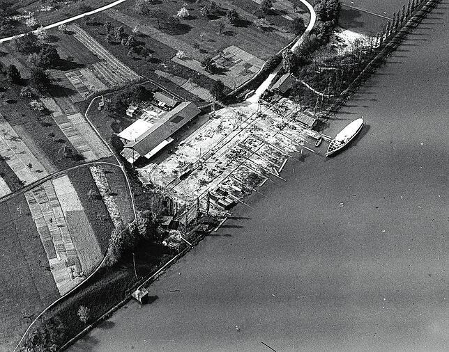 Im Frühjahr 1925 lag das Schiff für den endgültigen Ausbau noch mehrfach am Ufer vor der Werft.