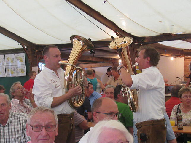 Bild 5: Bilder: Heißes Sommerfest in Engelswies mit Blaskapelle Peng