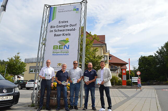In der Niedereschacher Ortsmitte und mit dem neu kreierten Einlegerprospekt in den Händen (von links): Martin Ragg, Harald Zeiher, ...