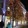 Pro Bad Säckingen hat in der Schützenstraße die Buchen in das vorweihnachtliche Lichtensemble eingebunden. Elisabeth Vogt und Raimund ...