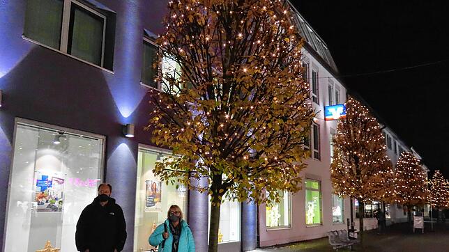 Pro Bad Säckingen hat in der Schützenstraße die Buchen in das vorweihnachtliche Lichtensemble eingebunden. Elisabeth Vogt und Raimund ...