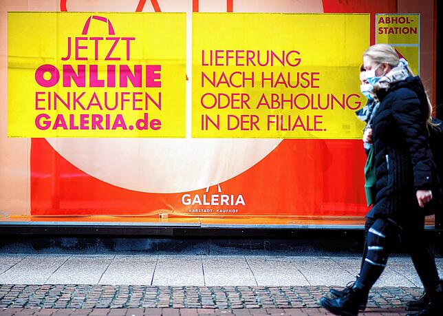 Das Schaufenster einer Filiale der Warenhauskette Galeria Karstadt Kaufhof in der Innenstadt. Viele Händler versuchen über den ...