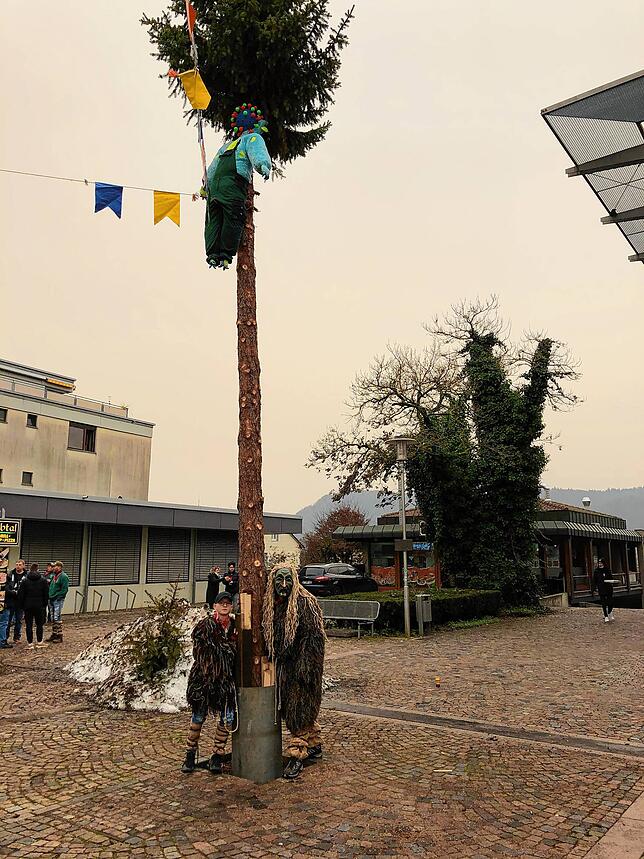 Allen momentanen Corona-Widrigkeiten zum Trotz steht vor dem Albbrucker Rathaus nun der Narrenbaum 2021.