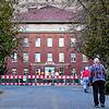 Der Eingangsbereich des Krankenhauses in Singen. Der markante Backsteinbau ist denkmalgeschützt. Geht es nach dem Willen der Gutachter, ...