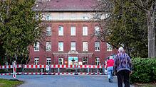 Der Eingangsbereich des Krankenhauses in Singen. Der markante Backsteinbau ist denkmalgeschützt. Geht es nach dem Willen der Gutachter, ...