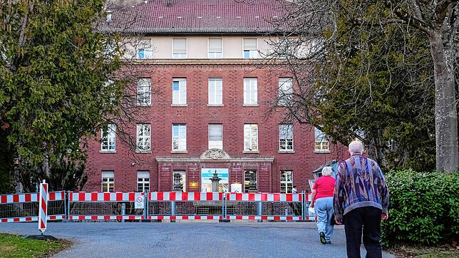 Der Eingangsbereich des Krankenhauses in Singen. Der markante Backsteinbau ist denkmalgeschützt. Geht es nach dem Willen der Gutachter, ...
