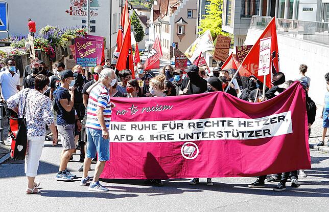 Gleich vier verschiedene Demonstrationen finden 2016 zeitgleich in Donaueschingen statt. Hier die Antifa in der Käferstraße.
