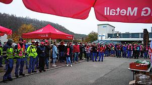 Die Beschäftigten der Aluminiumwerke in Wutöschingen haben am Montag, den 11.11.2024 Druck für höhere Entgelte und ...
