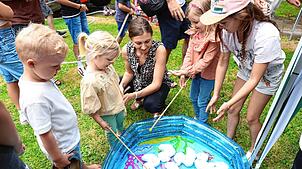 Die Ministranten haben wieder einmal einige knifflige Spiele vorbereitet, bei denen es für die Kinder gilt, ihre Geschicklichkeit ...