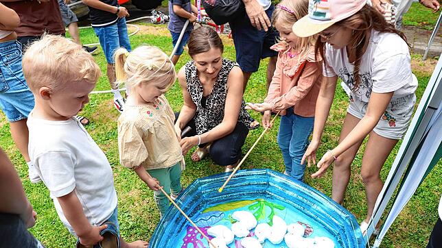 Die Ministranten haben wieder einmal einige knifflige Spiele vorbereitet, bei denen es für die Kinder gilt, ihre Geschicklichkeit ...