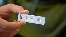 Ein negativer Schnelltest auf das Coronavirus Sars-CoV-2. Seit dem Wegfall der Bürgertestungen ist es schwieriger geworden, ein ...