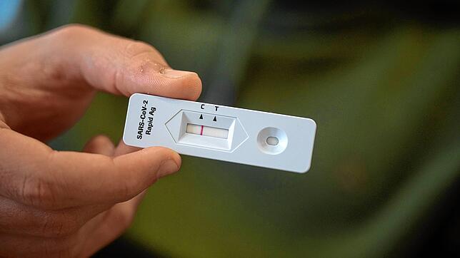 Ein negativer Schnelltest auf das Coronavirus Sars-CoV-2. Seit dem Wegfall der Bürgertestungen ist es schwieriger geworden, ein ...