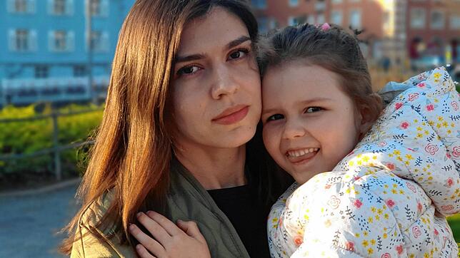 Sie mussten ihren Mann, beziehungsweise ihren Papa, in der Ukraine zurücklassen: Die 32-jährige Anna aus Charkiw und ihre fünfjährige ...