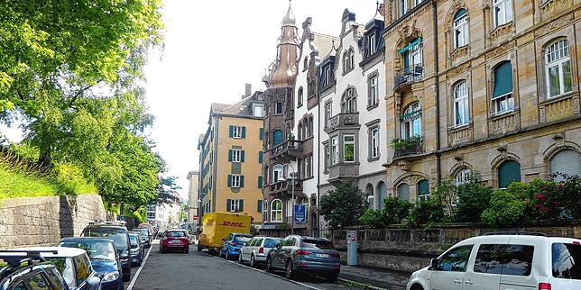 Die Conrad-Gröber-Straße in Petershausen verläuft parallel zum Sternenplatz und mündet in die Seestraße.