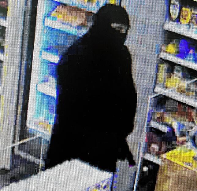 Das Foto von der Überwachungskamera in dem Coop-Tankstellenshop in Arbon zeigt den Täter.