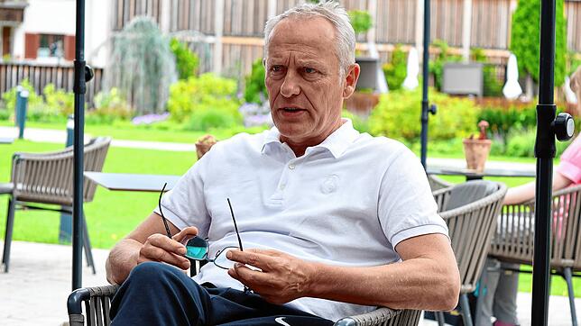 Der Freiburger Cheftrainer Christian Streich im Trainingslagers in Schruns.