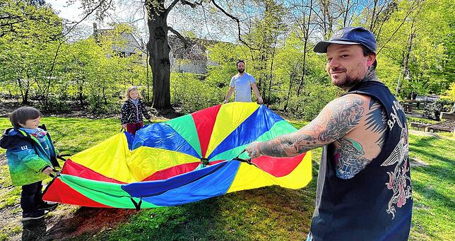 Der Fallschirm wird ausgepackt. Sofort leuchten die Kinderaugen im Kinderhaus am Salzberg auf. Die Erzieher Sascha Zoch (vorne) und ...