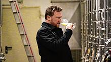 Der Hagnauer Kellermeister Jochen Sahler beim Probieren eines unfiltrierten Müller-Thurgaus.