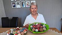 In der Osterzeit verziert Maria Roßknecht natürlich Ostereier. Und sie geht damit auch auf Ausstellungen. Dort wurde sie sofort erkannt, ...