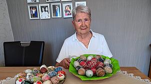 In der Osterzeit verziert Maria Roßknecht natürlich Ostereier. Und sie geht damit auch auf Ausstellungen. Dort wurde sie sofort erkannt, ...