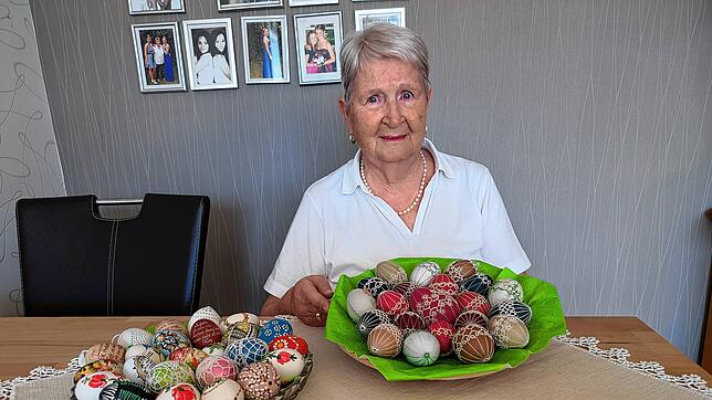 In der Osterzeit verziert Maria Roßknecht natürlich Ostereier. Und sie geht damit auch auf Ausstellungen. Dort wurde sie sofort erkannt, ...