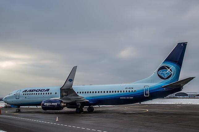 Die Boeing 737-800 der russischen Alrosa parkt in Friedrichshafen. Es war ihr erster Flug außerhalb Russlands.