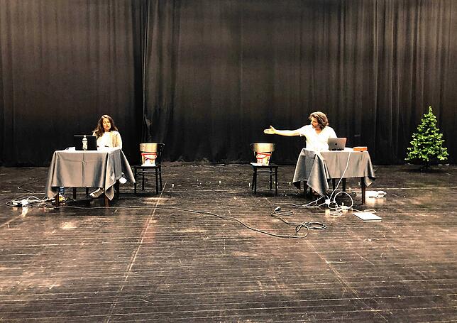 Großer Abstand und Laptops für Interaktionen mit dem Publikum: So wie hier in Nürnberg könnte die Theaterzukunft in Zeiten von Corona ...