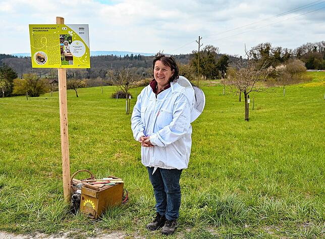 Imkerin Sabine Christ an einem der Haltepunkte: Zur Eröffnung erklärt sie die Arbeit der Bienen.