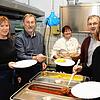 Gleich gibt&lsquo;s Gulasch mit Spätzle. Beim Kochen in der Singener Tafel haben (von links) Regine Achatz, Torsten Kalb, Eva Pal, Bernd ...
