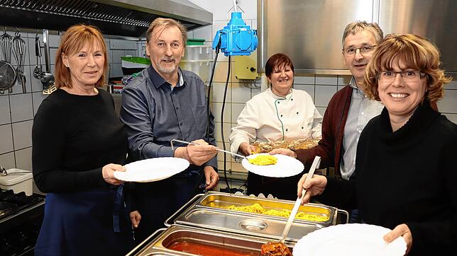 Gleich gibt&lsquo;s Gulasch mit Spätzle. Beim Kochen in der Singener Tafel haben (von links) Regine Achatz, Torsten Kalb, Eva Pal, Bernd ...