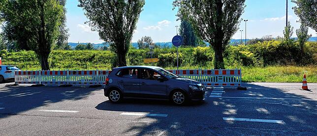Blick von der Schulthaißstraße auf die Absperrsituation in der Grenzbachstraße.