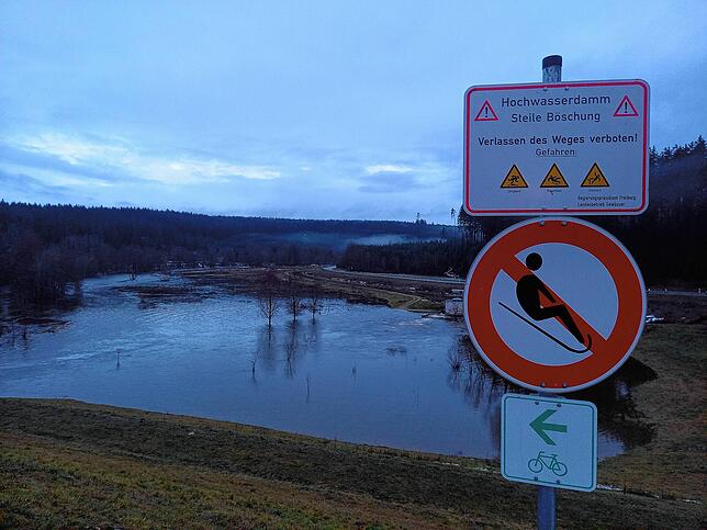 Kleinere Überflutungen gibt es am Rückhaltebecken bei Wolterdingen. Übrigens: Radeln ist hier erlaubt, Schlittenfahren allerdings nicht.