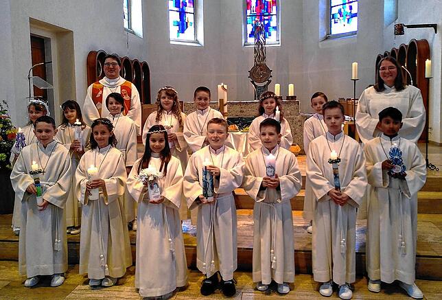 14 Kinder aus Dauchingen und Weilersbach in der Kirche St. Cäcilia in Dauchingen ihre Erstkommunion. Sie wurden von der Musikkapelle ...