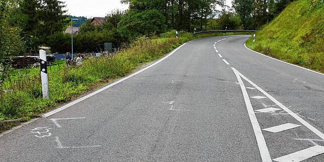 Am Mittwochnachmittag, 25. September, sind die Spuren des Unfalls in Dettingen kaum noch auf dem Asphalt zu sehen.