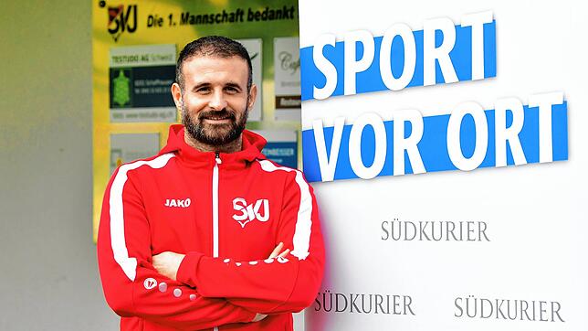 Von wegen Fußball-Opa: Marco Lohr (39) steht beim Bezirksligisten SV Jestetten seinen Mann und spielte mit dem SÜDKURIER die ...