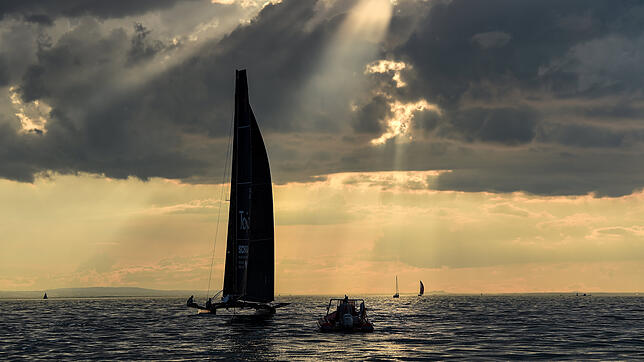 Regatta "Rund um" So schön kann Segeln sein: Ein Katamaran segelt bei der "Rund um" in Richtung Romanshorn in der Schweiz.