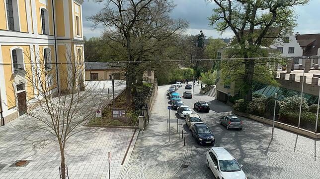 Mit der Einbahnstraße an der Stadtkirche sollte der Verkehr im Residenzbereich reduziert werden, doch immer noch fahren viele &ndash; ...