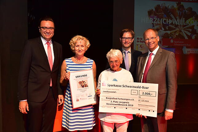 2000 Euro beim Jurypreis für den Verein Bregtalbad: Dafür soll eine komfortablere Einstiegstreppe gebaut werden. Gisela Löffler (links) ...