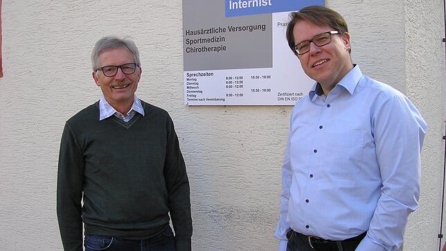 Karl Baur (links) übergibt im April kommenden Jahres seine Arztpraxis in Wolterdingen an den Internisten Jochen Sauter.