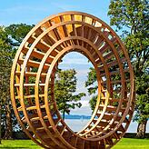 Den „Ring of Peace“ in Lindau hat Künstler Gisbert Baarmann entworfen und Holzbau Amann gefertigt.