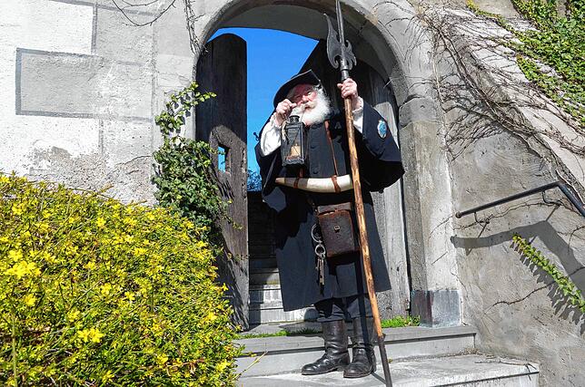 Früher hatten die beiden Markdorfer Nachtwächter, im Bild am Bischofschloss Winfried Böhm, auch Stadtführungen gemacht. Bei der ...