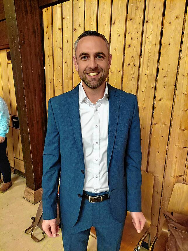 Mike Biehler trifft nach Schließung des Wahllokals in der Hotzenwaldhalle ein.