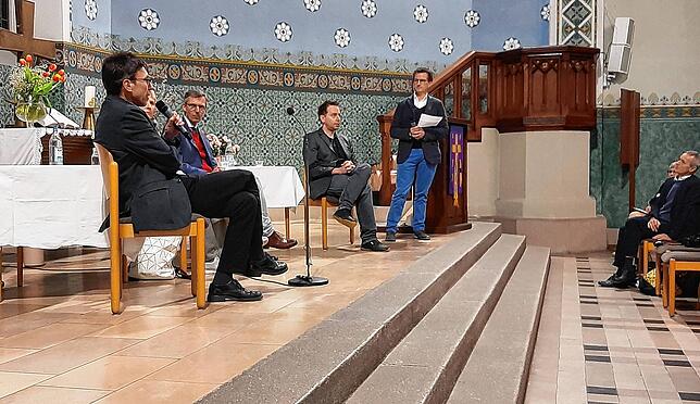 Palliativmediziner Michael Kurz (links) mit SPD-Politiker Lars Castellucci, Krankenhaus-Ethiker Stefan Bushuven und Moderator Jan Harder.