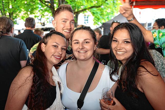 Bild 11: Bilder vom Weinfest Konstanz 2024: Feiern auf dem Stephansplatz